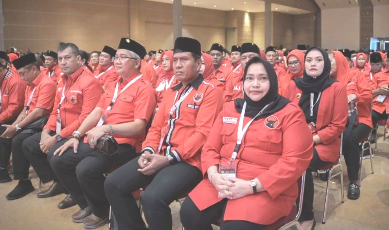 Kenakan Kemeja Merah Banteng Moncong Putih, Bupati Kasmarni Hadiri Rakernas ke-4 PDIP