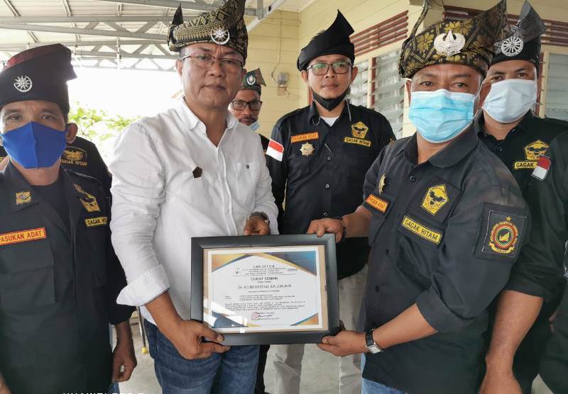 Advokat Irfansyah Serahkan  Sertifikat Klien Tetap kepada Pengurus Ormas Gagak Hitam