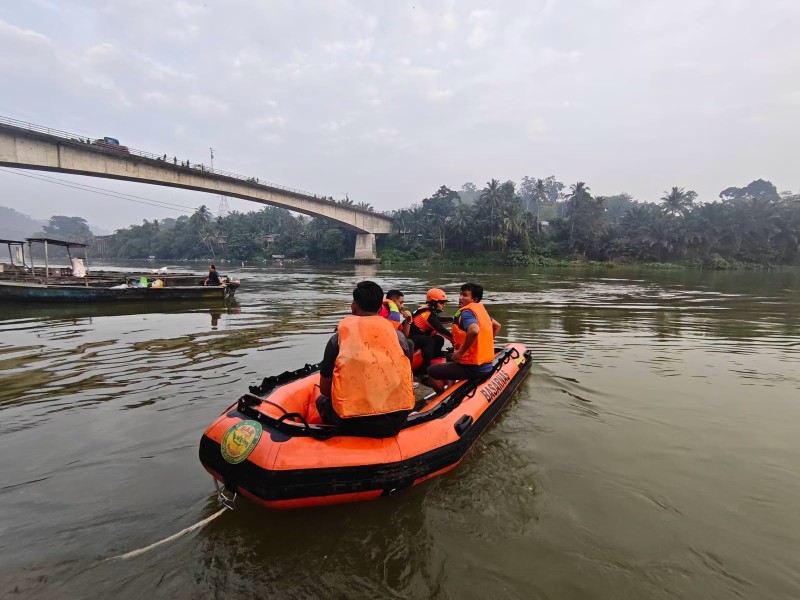 Pemuda Jatuh ke Sungai Kampar dari Jembatan Usai Standing Belum Ditemukan