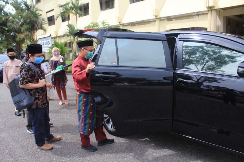 Unilak Terima Bantuan Mobil Operasional Dari Bank Riau Kepri