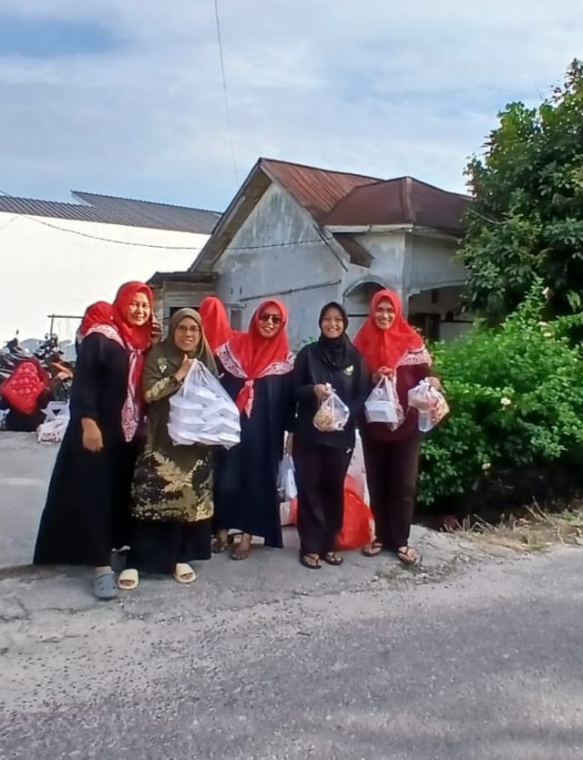 Jumat Penuh Berkah, Warga RW 22 Sidomulyo Barat Kompak Berbagi Takjil