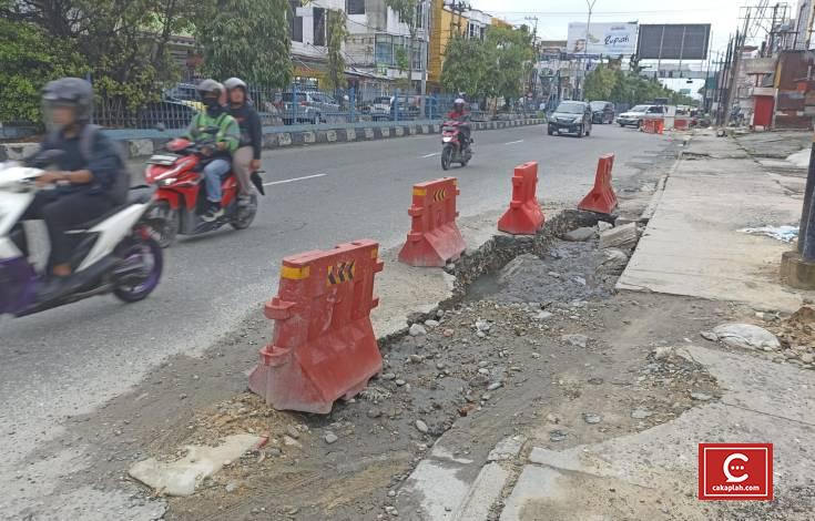 Pj Walikota Sesalkan Jalan Amblas Akibat Galian PDAM di Pekanbaru Tak Kunjung Diperbaiki