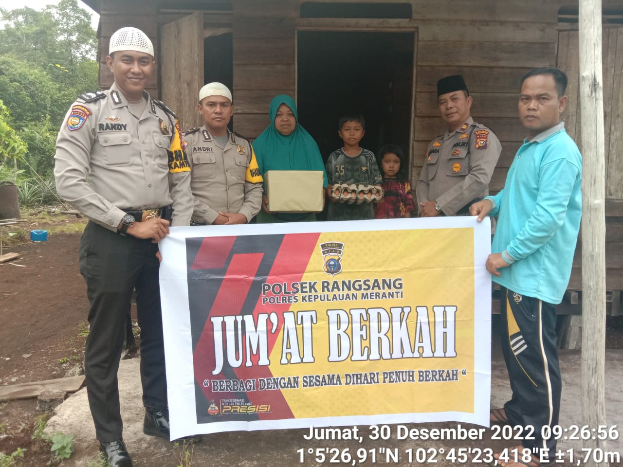 Giat Jumat Berkah, Polisi di Rangsang Berikan Bantuan kepada Warga Kurang Mampu di Sendaur