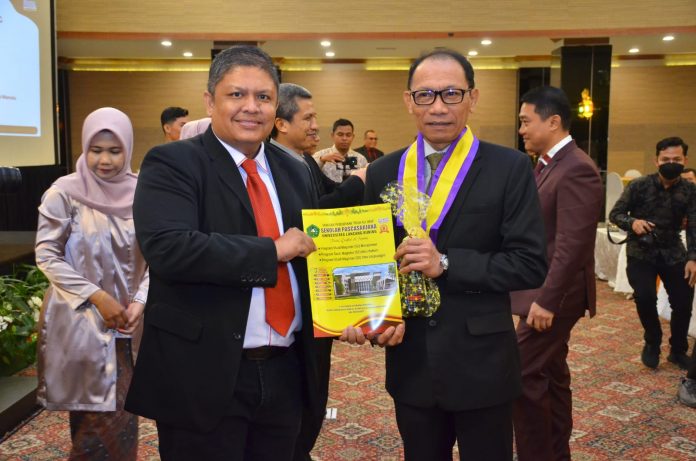 Kepala BNN Provinsi Riau Raih Gelar Magister Ilmu Hukum dari Sekolah Pascasarjana Unilak