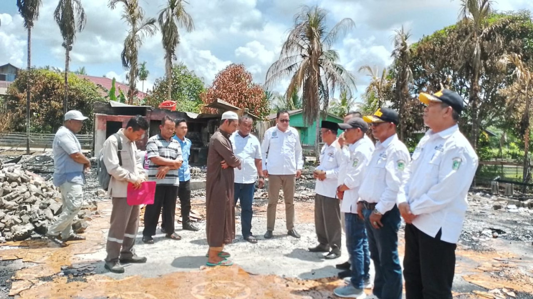 APDESI Meranti, PT. ITA dan Masyarakat Bagan Melibur Serah Bantuan Korban Kebakaran Rumah