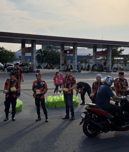 Turun ke Jalan Arifin Ahmad, KOTI PP Riau Bawa Berkah Ramadhan untuk Warga dan Anak Yatim