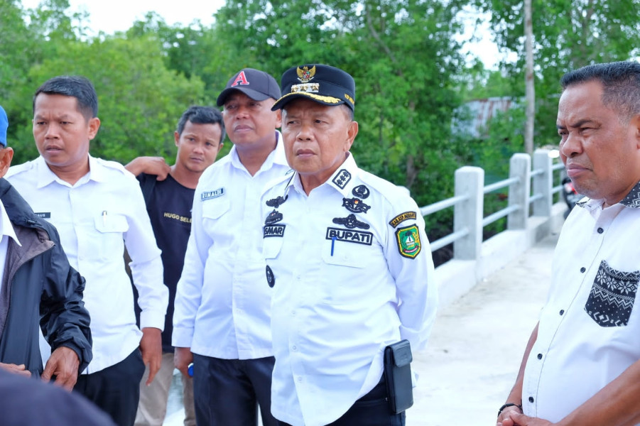 Tinjau Jalan Rusak, Bupati Asmar Pastikan Segera Dibangun dan Diperbaiki