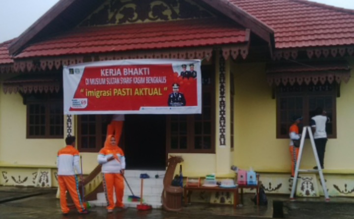 Imigrasi Bengkalis “Bersih-Bersih” di Museum SSK Bengkalis