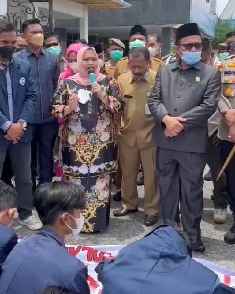 Dihadapan Mahasiswa Demo, Ini Pernyataan Tegas Bupati Kasmarni