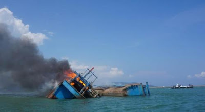 RI Tenggelamkan 2 Kapal Pencuri Ikan Berbendera Malaysia