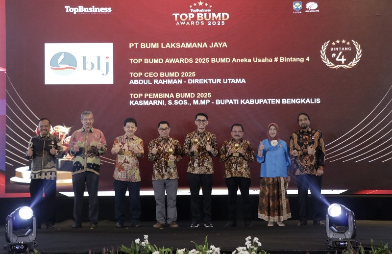 Dinilai Berhasil Bina BUMD, Bupati Bengkalis Terima Top BUMD Award 2025