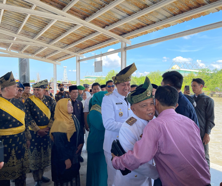 Bupati dan Wakil Bupati Kepulauan Meranti Disambut Meriah Usai Pelantikan