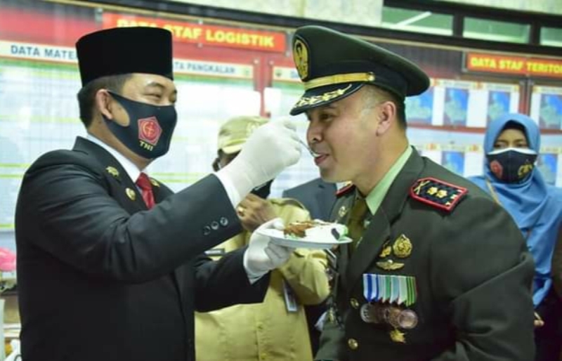 Saling Suap Nasi Tumpeng Diacara HUT TNI ke-75