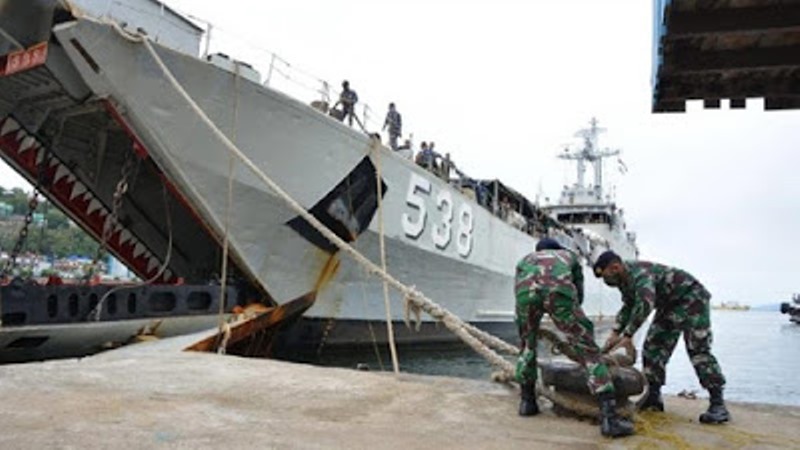 2 Kapal Perang Bersandar di Jayapura, Turunkan 1.350 Prajurit TNI