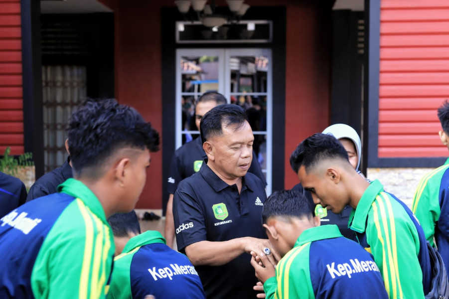 Lepas Atlet Pelajar Bola Voli ke Kejurda Riau, Plt Bupati : Jaga Kekompakan dan Junjung Tinggi Sport