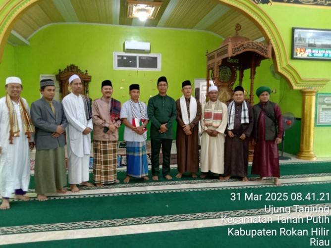 Wabup Rohil Sholat Idul Fitri di Masjid Baiturrahmah Ujung Tanjung