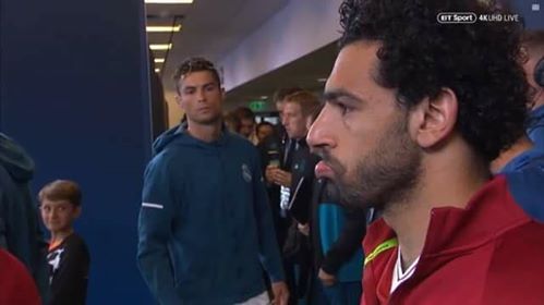 Saat Ronaldo Menatap Tajam Mohamed Salah