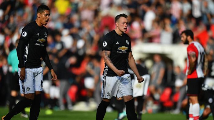 Sebagian Pemain MU Tak Senang Young, Smalling, Jones Dikontrak Lagi