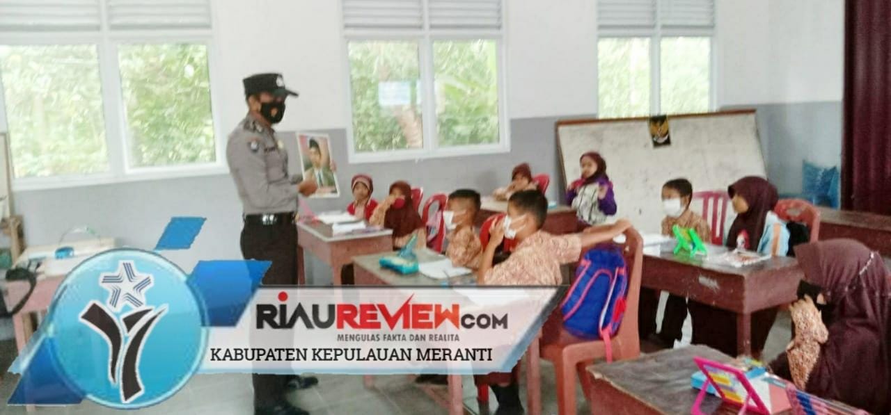 Semarak Hari Pahlawan, Bhabinkamtibmas Desa Sendaur Datangi Murid SDN 011