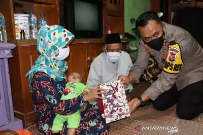 Suaminya Ditangkap Densus 88, Ini Reaksi Istri Terduga Teroris Usai Terima Bantuan Jokowi