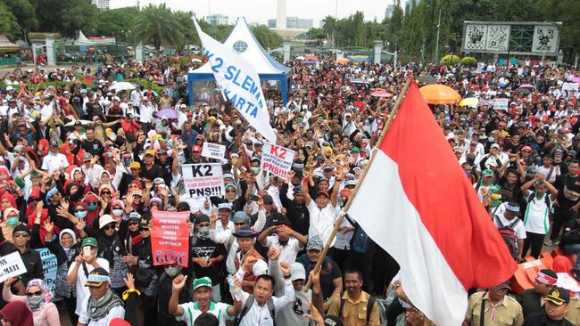 Ribuan Guru Honorer Demo Istana Minta Diangkat PNS