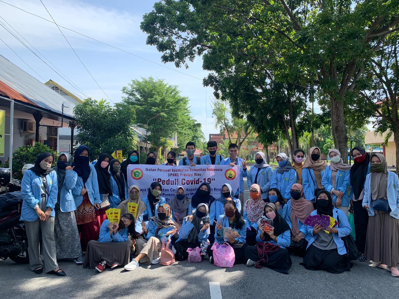 Relawan Covid-19 UNRI Bagikan Ratusan Masker dibeberapa Titik di Pekanbaru