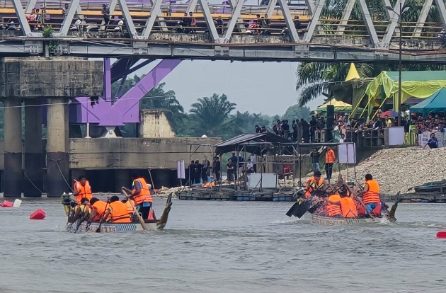 Hari Ini Pacu Sampan di Aliran Sungai Kampar Mulai Diperlombakan