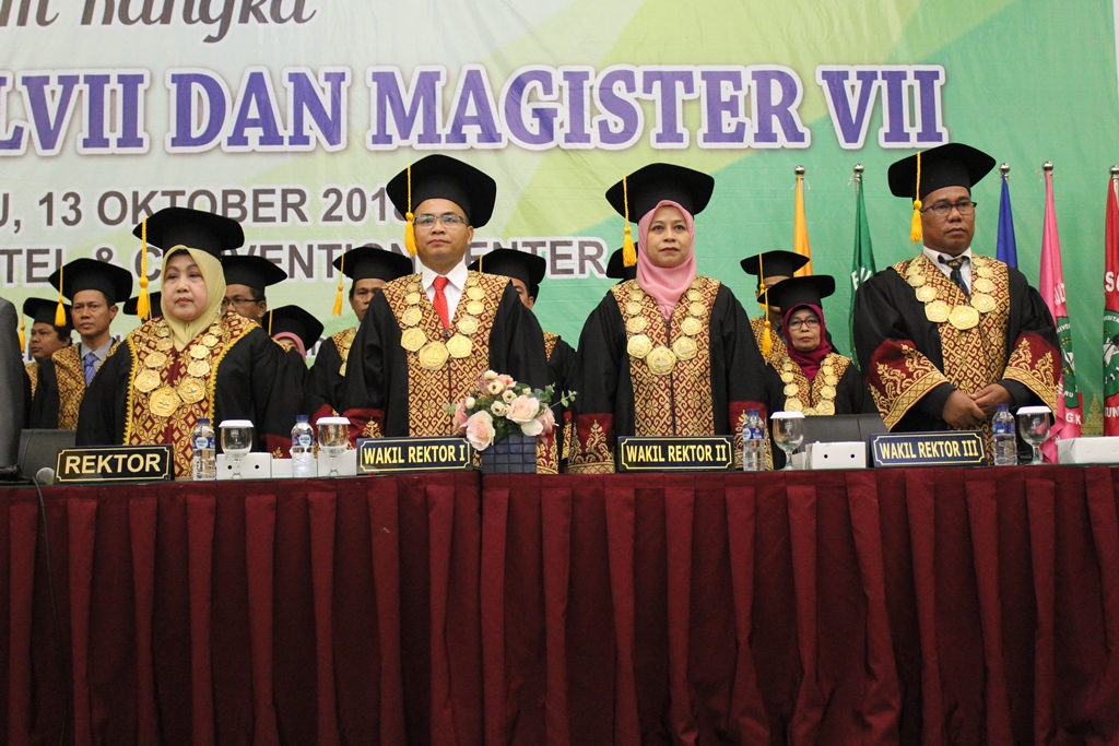 Unilak Lepas 768 Wisudawan, Rektor Beri Penghargaan Pemuncak Wisuda