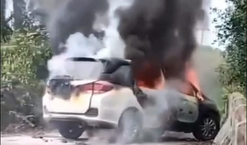 Minibus Terbakar di Jembatan Parit 23 Tembilahan, Dua Penumpang Luka Bakar