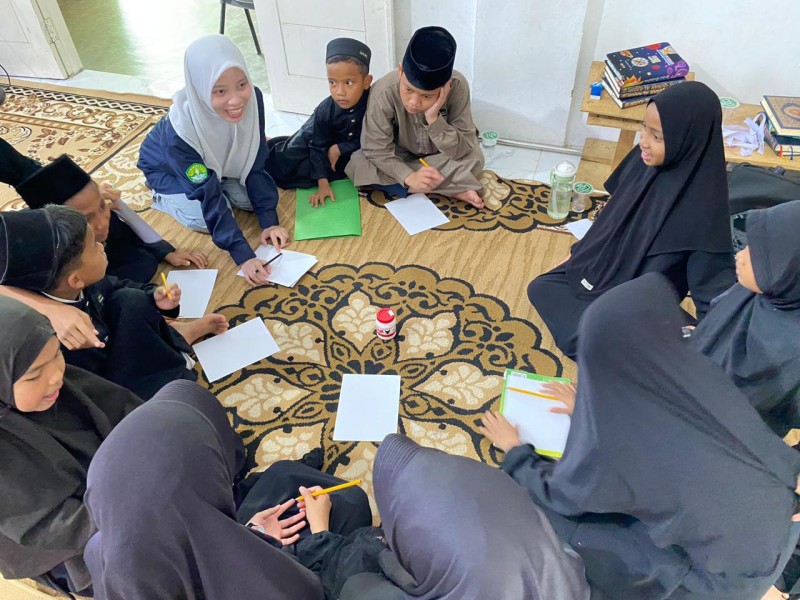 MAHASISWA MAGISTER PENDIDIKAN BIOLOGI UNIVERSITAS RIAU GELAR WORKSHOP ECOPRINT & OSHIBANA