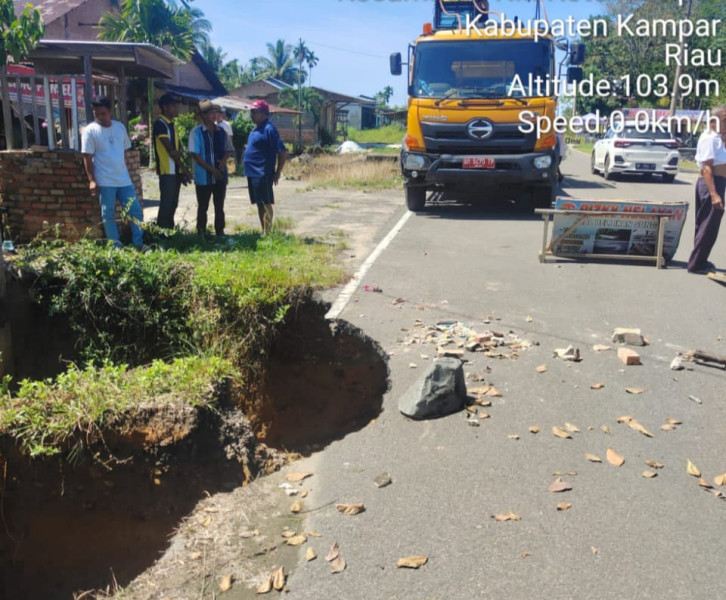 Jalan Longsor di Batu Bersurat Kampar, Langsung Diperbaiki Pemprov Riau