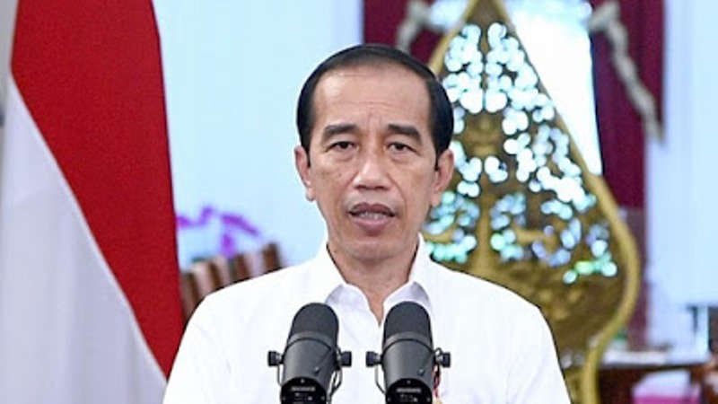 Jokowi Bagikan Bantuan Modal Kerja Rp 2,4 Juta