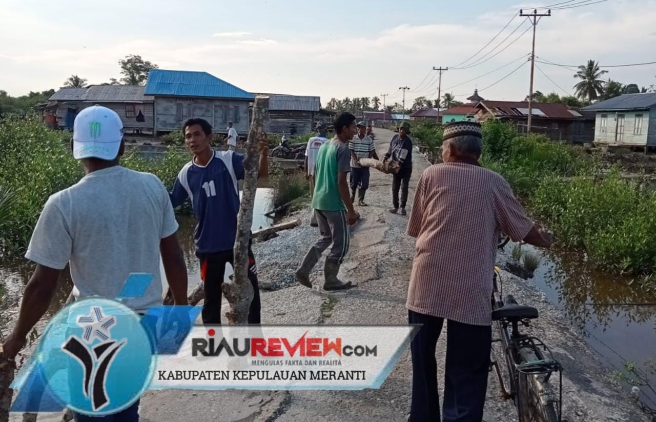 Pemuda Serta Masyarakat Melakukan Kerja Bakti Sepanjang Jalan Sungai Bagan