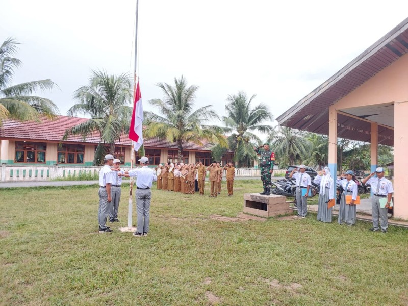 Peringatan Hari Pahlawan di SMKN 1 Bandar Laksamana, Babinsa Koramil 05 Bukit Batu Jadi Pembina Upac