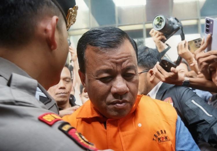 KPK Bawa 2 Tersangka Penyuap Bupati Kuansing ke Pengadilan