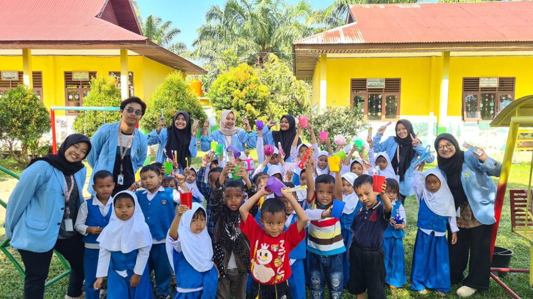 Tim KUKERTA UNRI Sosialisasi PHBS Di TK Tunas Kemuning  Kampung Kemuning Muda
