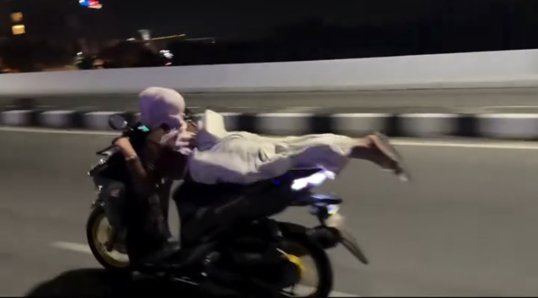 Aksi Ugal-ugalan Pengendara Motor Wanita di Pekanbaru Viral, Polisi Buru Pelaku