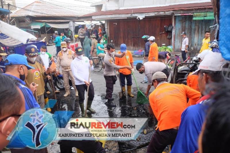 Bupati  Kepulauan Meranti H. Muhammad Adil Turun Langsung Bersihkan Gorong-gorong