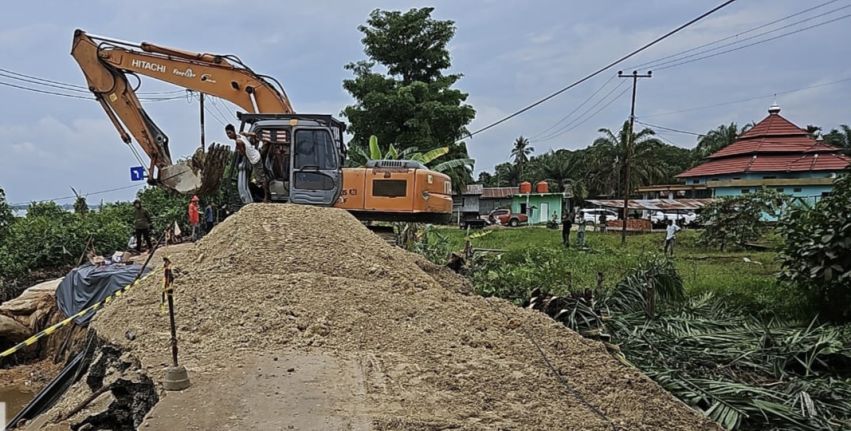 Dinas PUPR-PKPP Riau Turunkan Alat Berat Tangani Jalan Longsor di Inhil