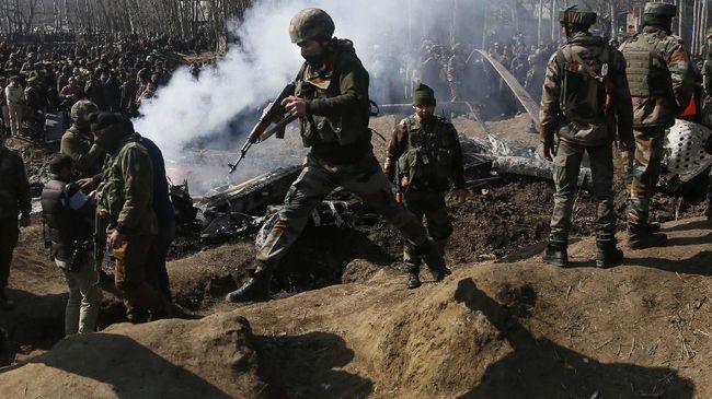 India-Pakistan Saling Tembak Artileri di Kashmir, 10 Tewas