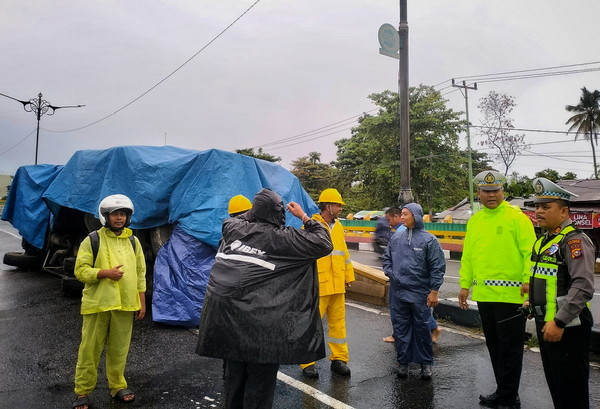 Sopir Diduga Mengantuk, Truk Tangki BBM Terguling di Flyover Harapan Raya