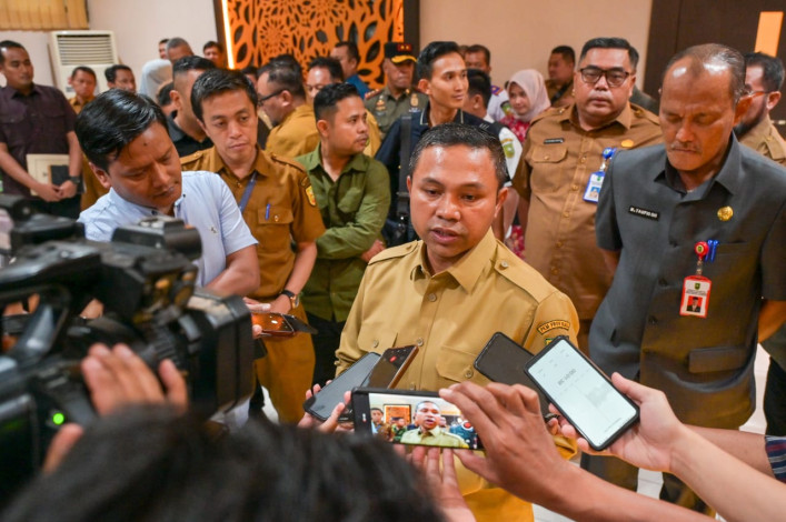 Larang Sekolah Tahan Ijazah, Gubri Abdul Wahid: Ada Kendala Lapor Saya!