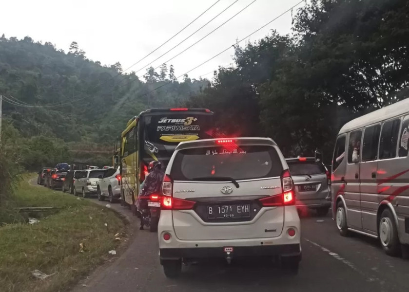 Pemberlakuan One Way Padang-Bukittinggi Melewati Jalan Lintas Sicincin-Malalak Macet Total