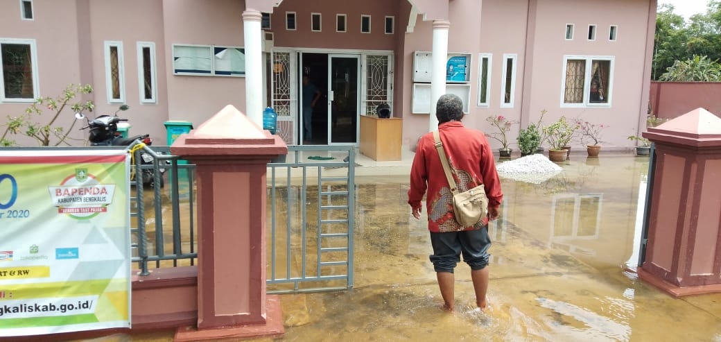 Curah Hujan Tinggi, Sebabkan Halaman Kantor Desa Banjir