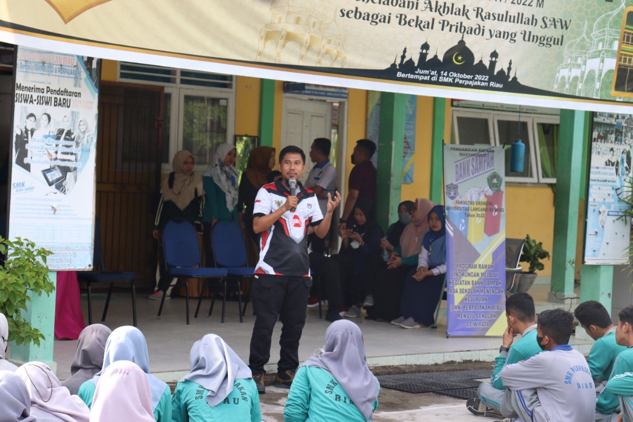 Program Ramah Lingkungan Melalui Kegiatan Bank Sampah Pada SMK Perpajakan Riau