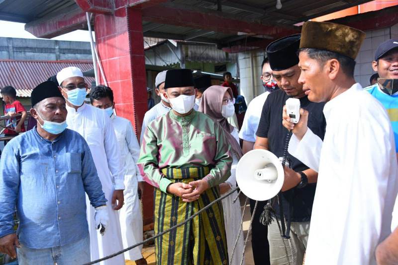 Wabup Bagus Santoso Serahkan Sapi Qurban di Masjid Raya Parit Bangkung