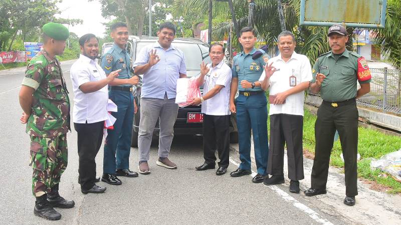 HUT Kemerdekaan RI ke-78, Pemkab Bengkalis Bagi-Bagi Bendera Merah Putih Secara Gratis