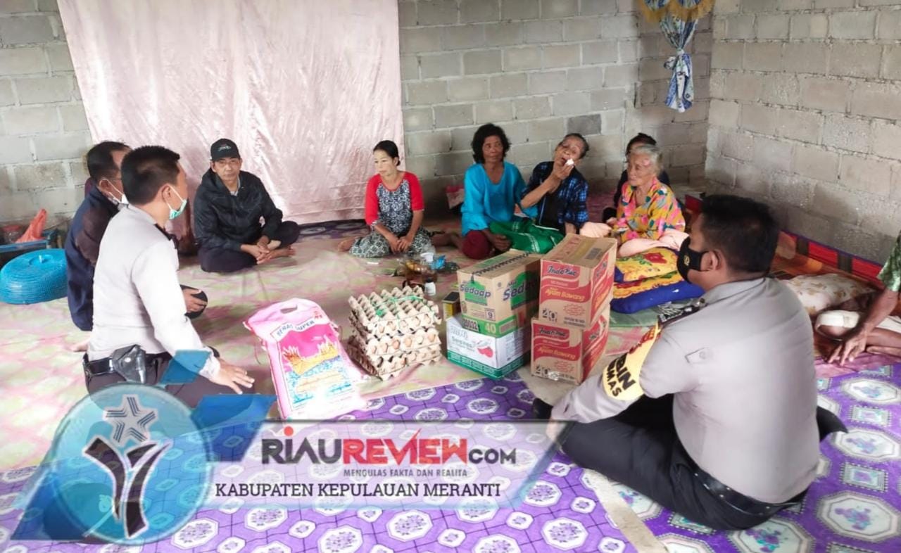 Kapolsek Rangsang Barat Serahkan Bantuan ke Korban Angin Kencang di Desa Melai