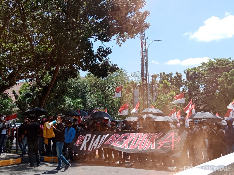 Puluhan Pengunjuk Rasa Geruduk DPRD Riau Minta Copot Agung Nugroho