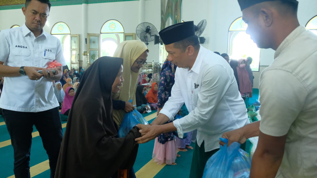 H. Muhammad Adil Hadiri Pendistribusian Dana Zakat Konsumtif Ramadan